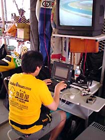 PCの前の香西さん